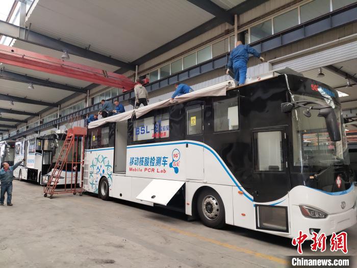 工人在組裝5G智能移動核酸檢測車車頂設備。 王鵬 攝 工人在組裝5G智能移動核酸檢測車車頂設備。 王鵬 攝
