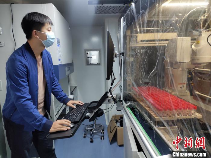 工作人員在調試檢測車內部設備。 王鵬 攝 工作人員在調試檢測車內部設備。 王鵬 攝